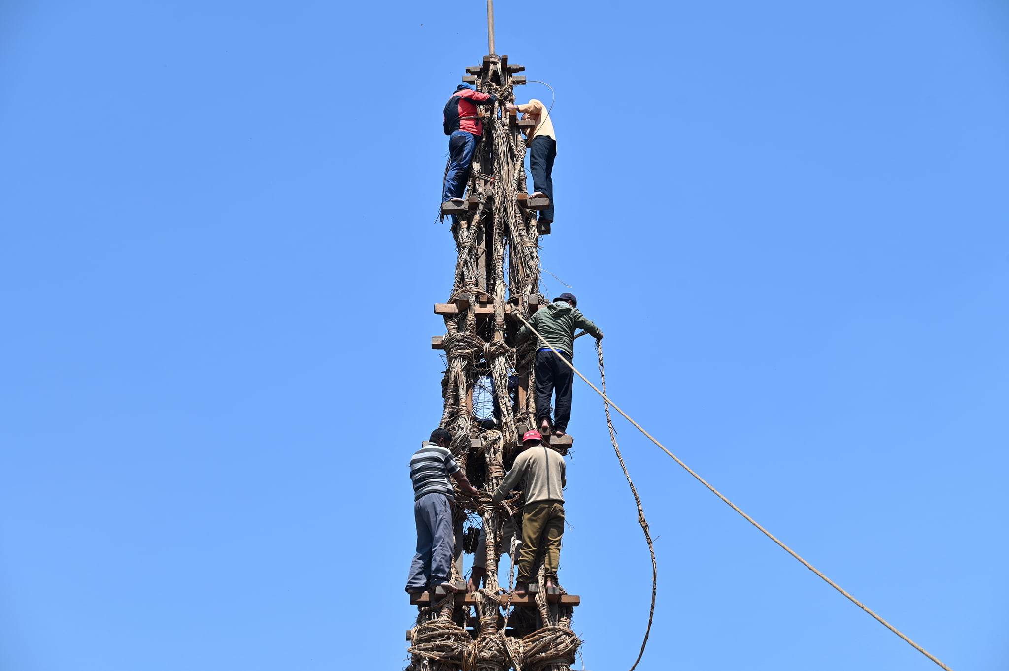 यसरी तयार हुँदैछ सेतो मच्छिन्द्रनाथको रथ (तस्वीरहरू)